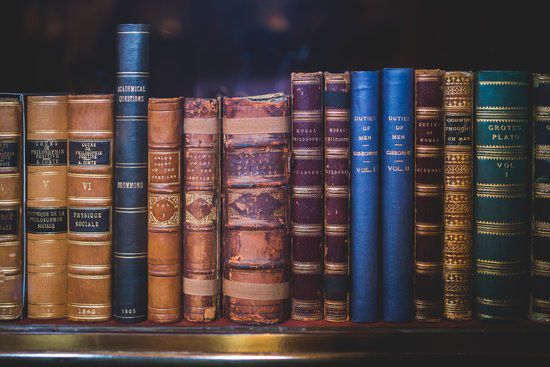livres sur une étagère