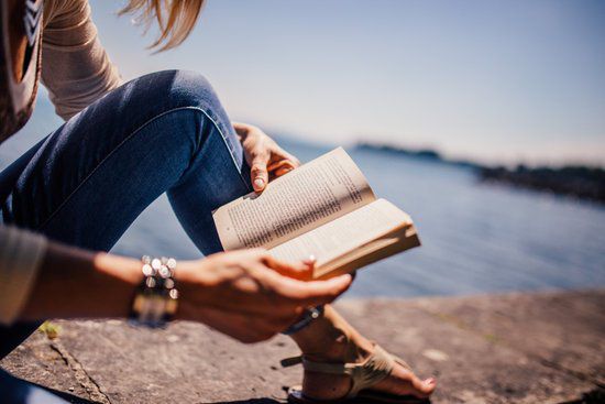 Un livre pour chacun selon ses envies du moment ! Femme lisant un livre