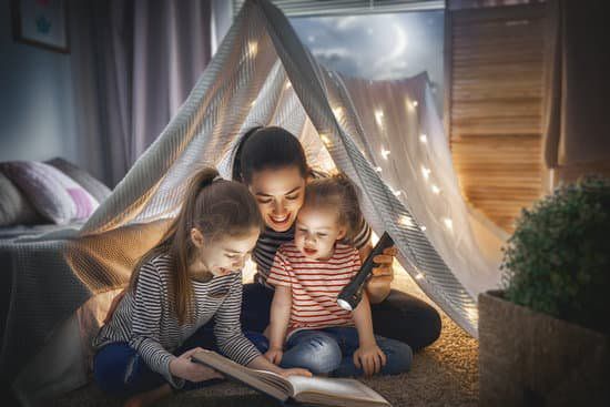 Livres pour enfants enfants qui lisent en forêt
