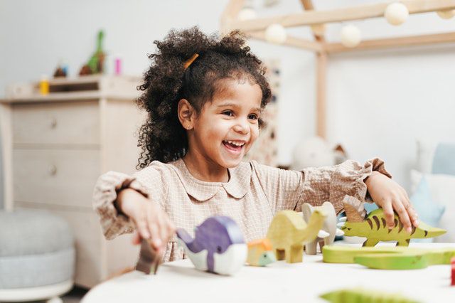 Jeux & activités Petite fille jouant