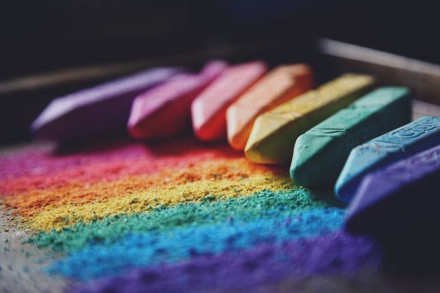Je colorie et dessine avec... Crayons pastel
