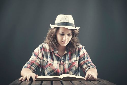 Enfant tenant jeux en bois 