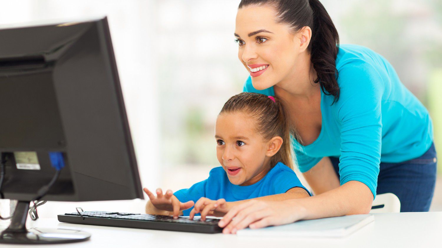 mère avec enfant devant ordinateur