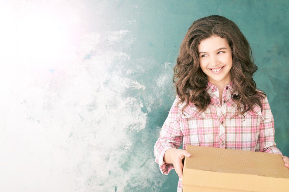 jeune fille livraison heureuse