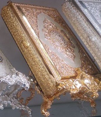 علبة القرآن الكريم ذهبية عاج مرصعة بالاحجار بحمالة صغيرة.