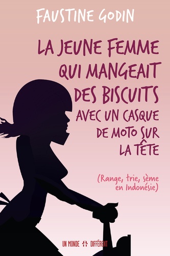 La jeune femme qui mangeait des biscuits avec un casque de moto sur la tête  - (Range, trie, sème en Indonésie)